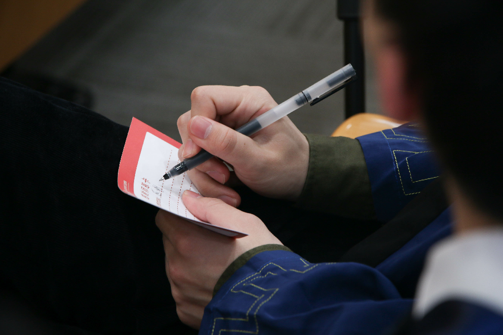 1616935388438080304.png 3 同学们认真写下对老师的感谢与祝福2.png