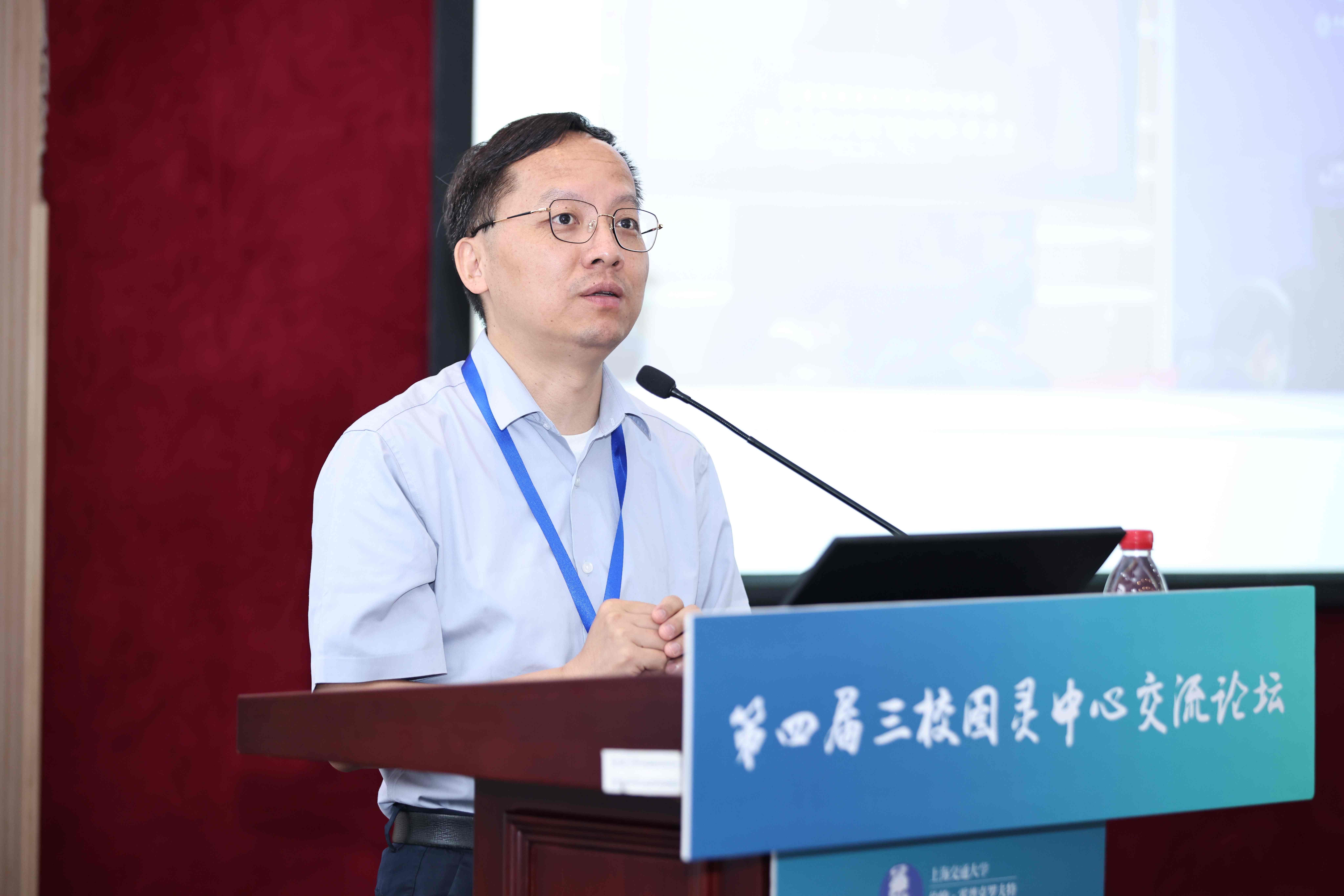 9吴飞作主旨报告.jpg 9吴飞作主旨报告.JPG