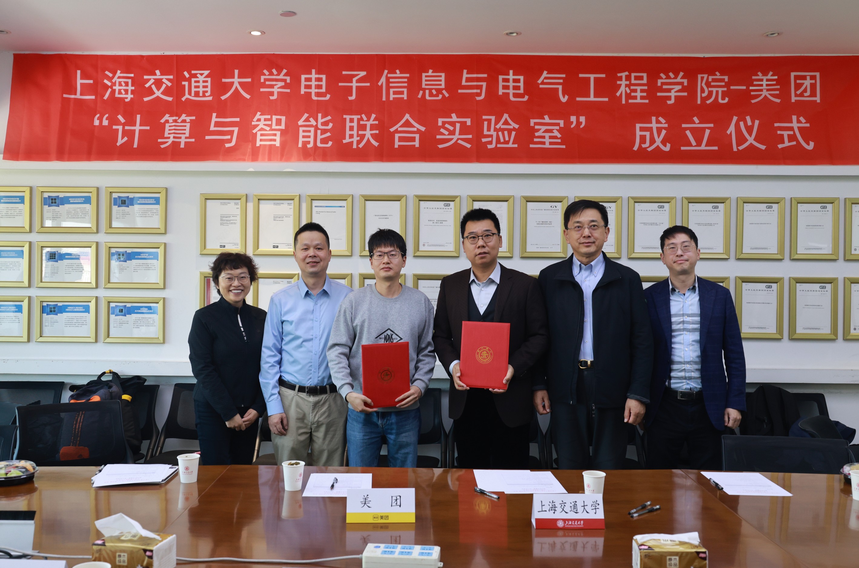 签约合影.jpg 签约合影.jpg